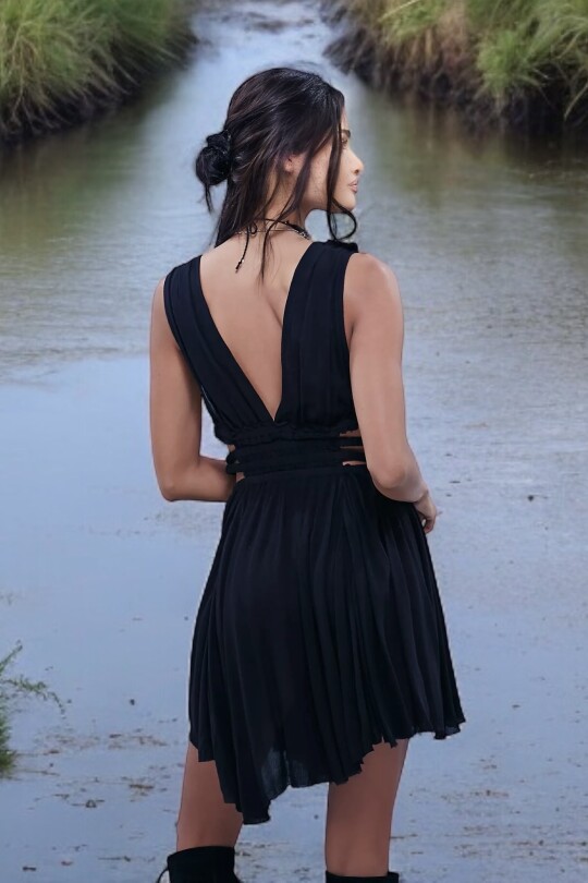 Black short dress with open back and elastic waist - 4