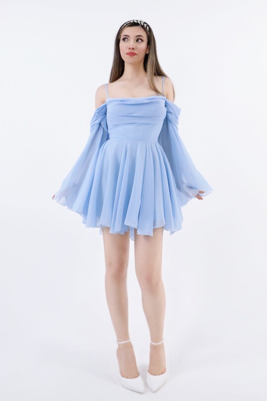 Blaues Chiffonkleid mit Trägern, langen Ärmeln und Volantrock - 2