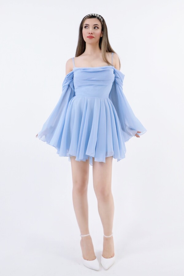 Blaues Chiffonkleid mit Trägern, langen Ärmeln und Volantrock - 2