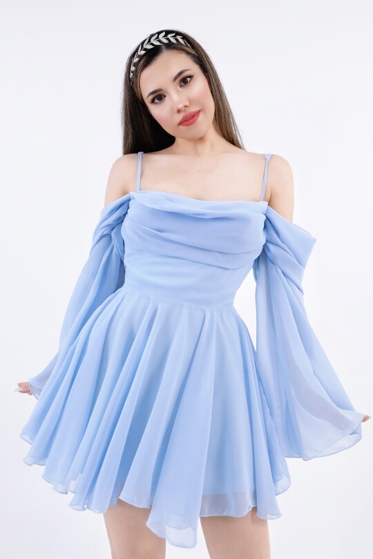 Blaues Chiffonkleid mit Trägern, langen Ärmeln und Volantrock - 3