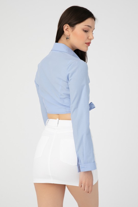 Bluse aus Popeline mit blauen, am Saum gebundenen Rock - 3