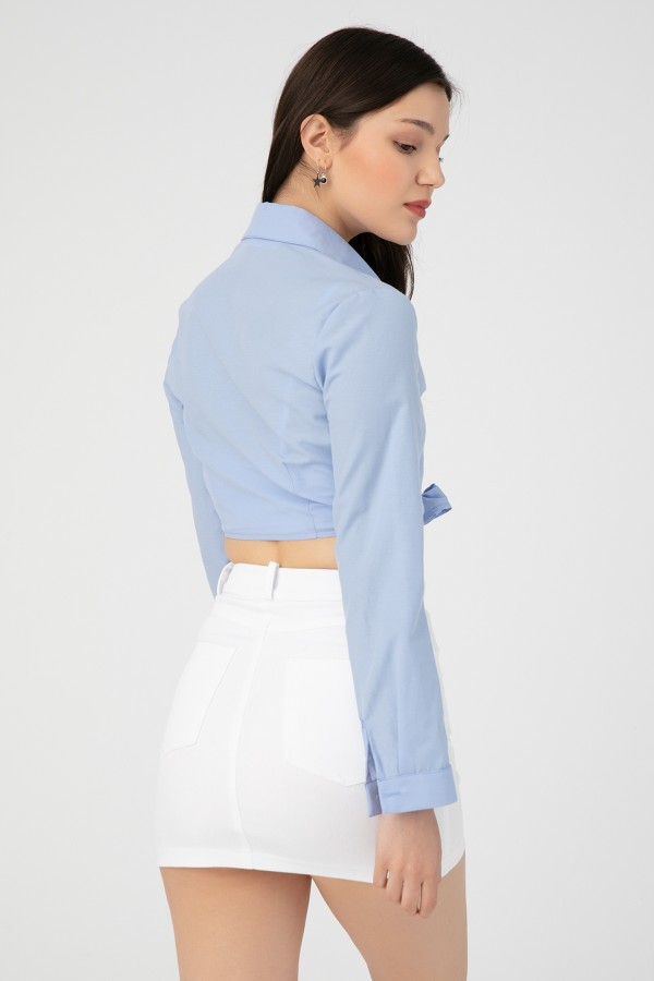 Bluse aus Popeline mit blauen, am Saum gebundenen Rock - 3