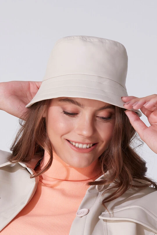 BERFUĞ KIRAN - BUCKET HAT AUS LEDER (1)