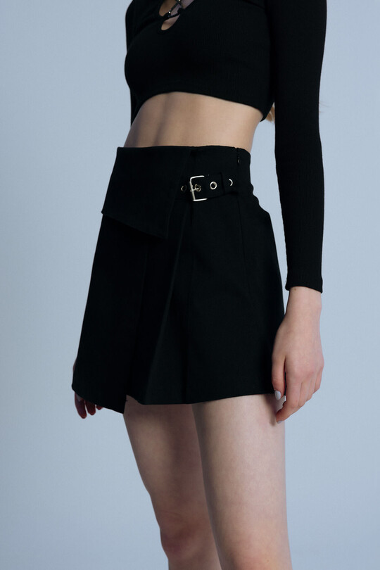 BLACK BUCKLE DETAILED PLEATED MINI SKIRT - 3