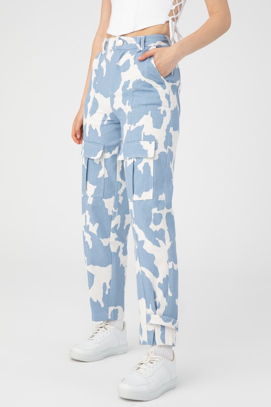 BERFUĞ KIRAN - DENIMHOSE MIT MILA-PRINT (1)
