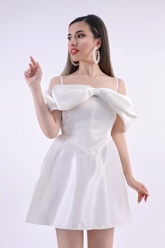 Ecru Mini-Kleid mit Trägern und Schleifendetail vorne - BERFUĞ KIRAN