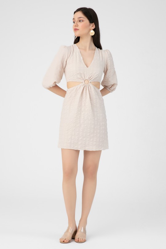 Elfenbeinfarbenes Kleid mit seitlichen Cut-outs und Ringdetail am Bauch 