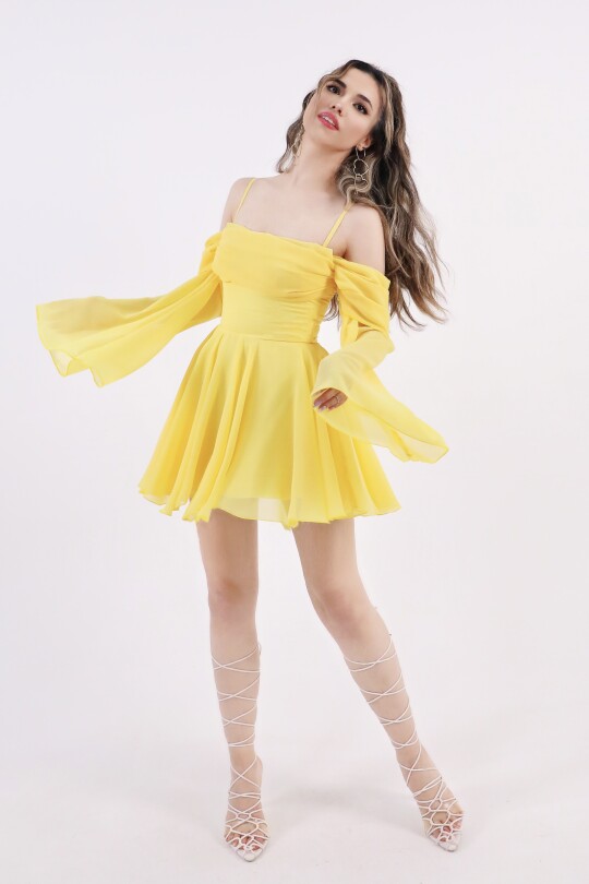 Gelbes Chiffon-Kleid mit Trägern, langen Ärmeln und Volant-Rock 