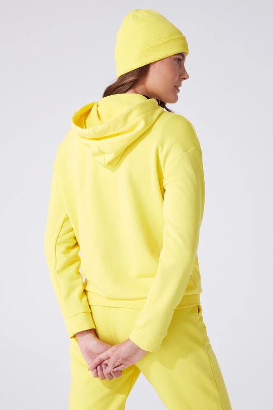 Gelbes Kapuzen-Sweatshirt mit weitem Schnitt - 3