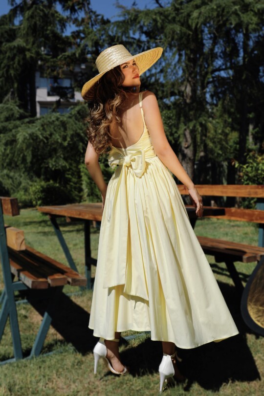 Gelbes Midikleid mit Rückenausschnitt und Schleifendetail - BERFUĞ KIRAN