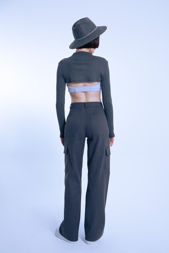 Graue High-Waist Hose mit weitem Bein und Cargotaschen - 3