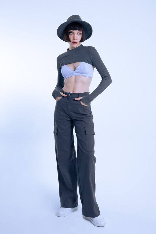 Graue High-Waist Hose mit weitem Bein und Cargotaschen - 1