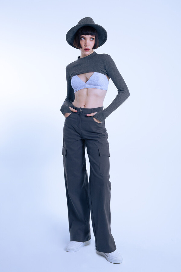 Graue High-Waist Hose mit weitem Bein und Cargotaschen - 1