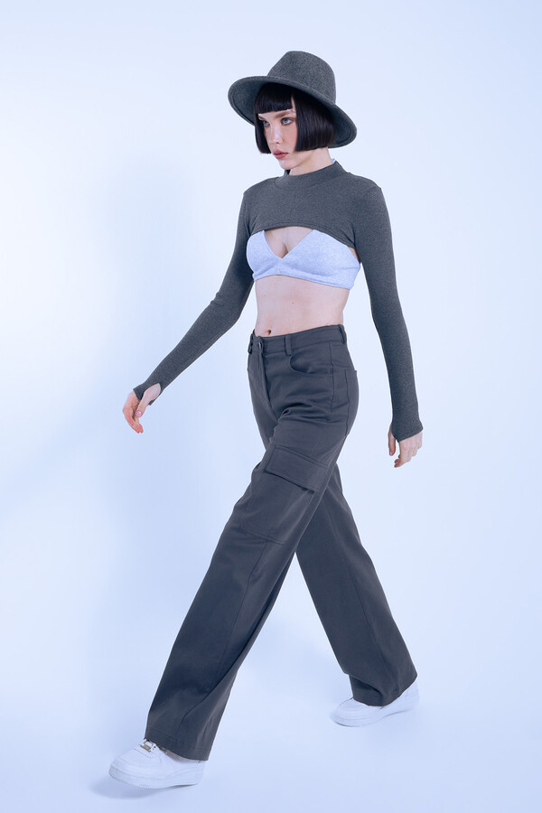 Graue High-Waist Hose mit weitem Bein und Cargotaschen - 2