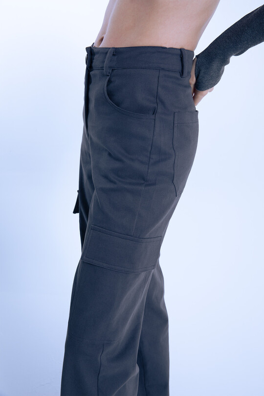 Graue High-Waist Hose mit weitem Bein und Cargotaschen - 4