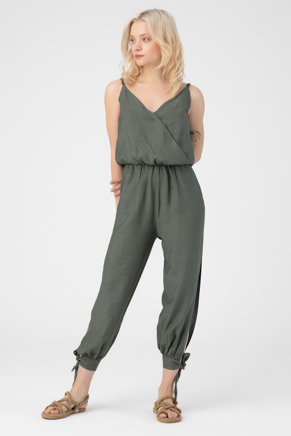 Grüner Leinen-Jumpsuit mit Wickelkragen und am Knöchel gebunden - 1