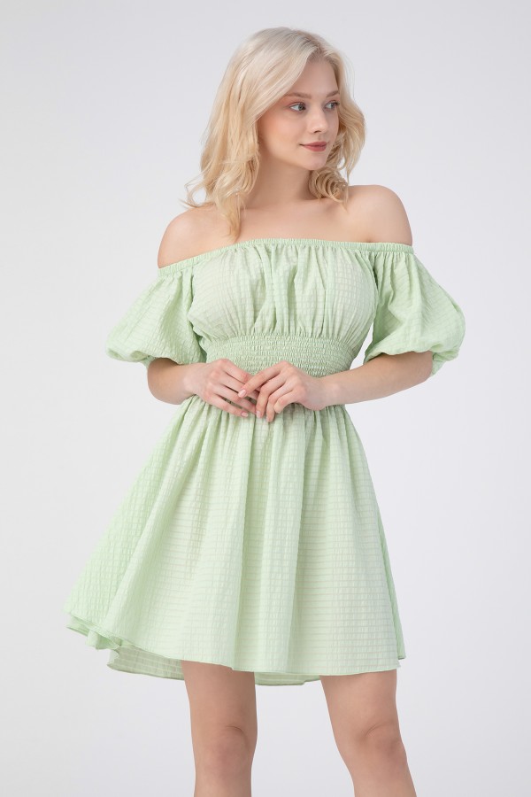 Grünes Kleid mit überschnittenen Schultern und elastischem Bund - 1