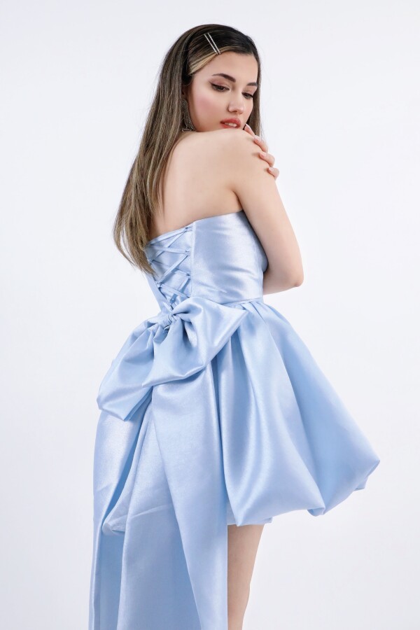 Hellblaues trägerloses Taftkleid mit Schleife am Rücken - 4