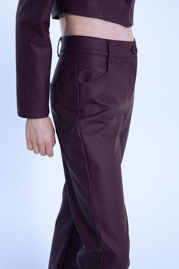 FLACHE LEDERHOSE IN MAROON - 4