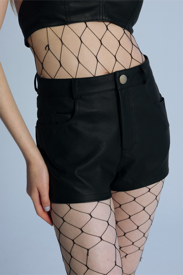 KURZE SHORTS AUS SCHWARZEM LEDER - 4