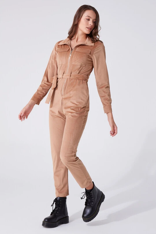  JUMPSUIT AUS SAMT MIT TASCHENDETAIL 