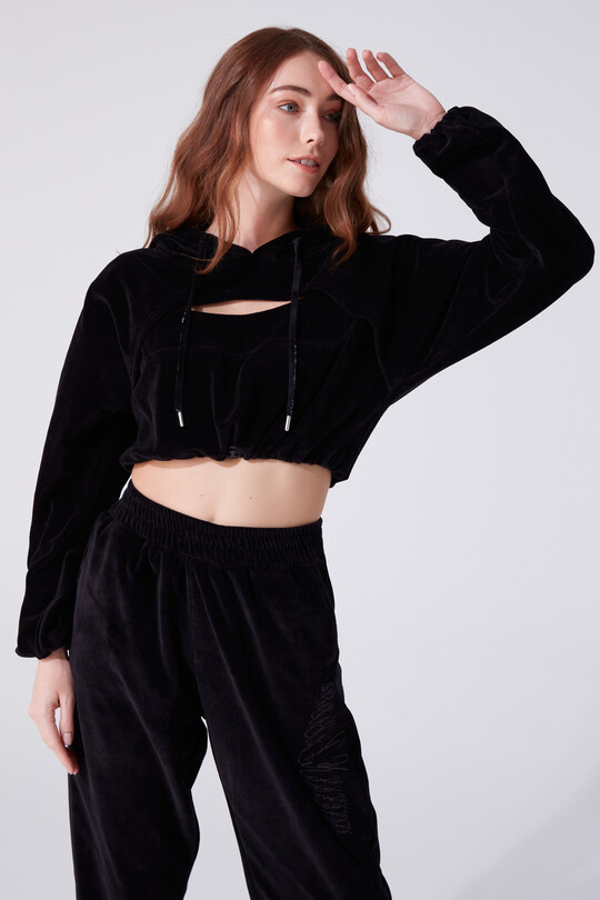 BERFUĞ KIRAN - KAPUZENSWEATSHIRT MIT BRUSTDETAIL (1)