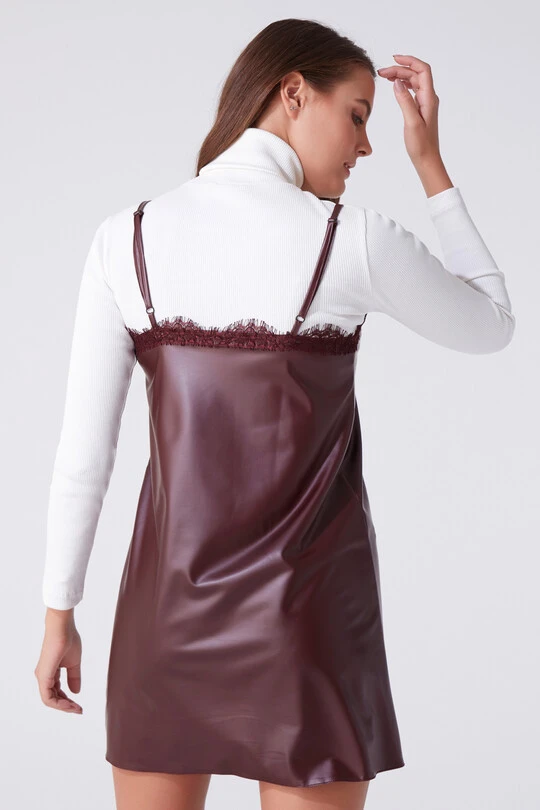 KLEID AUS LEDER AUS DÜNNER RIEMENSPITZE. - 3