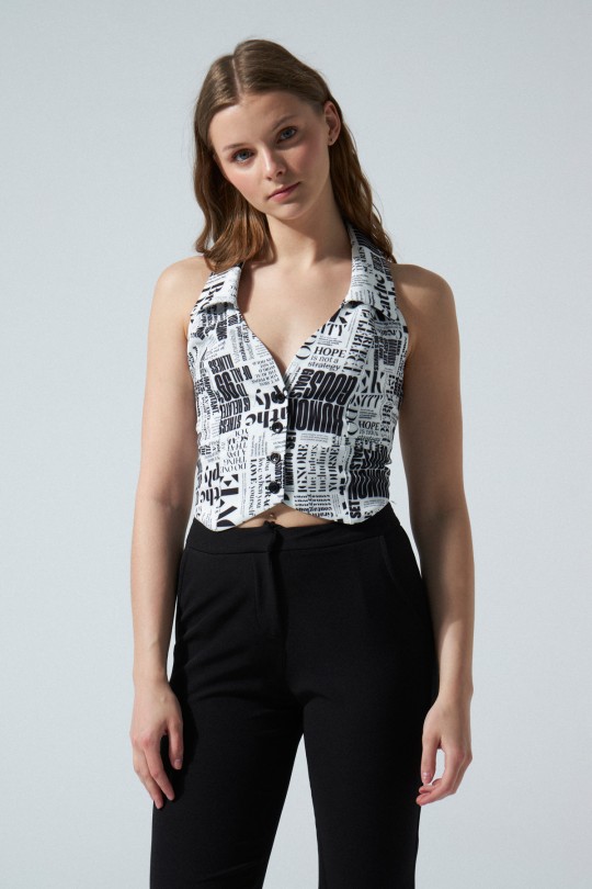 KRAGENDETAILLIERTE GEKNÖPFTE WESTE MIT SCHRIFTMUSTER - BERFUĞ KIRAN (1)