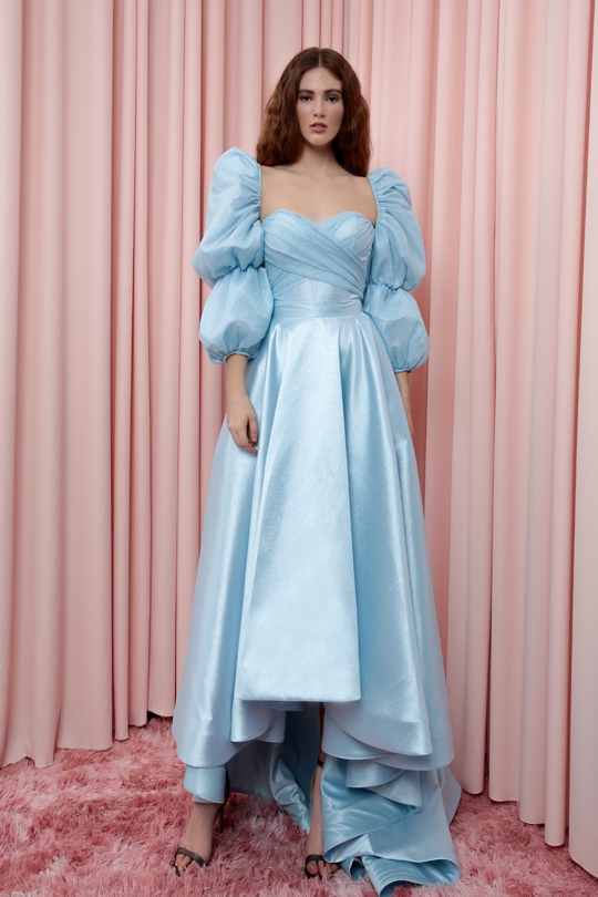  KURZES KLEID MIT BALLONÄRMELN MIT SCHWANZ IM RÜCKEN - BERFUĞ KIRAN