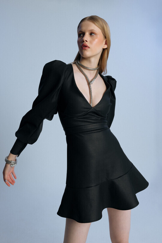 Kurzes Lederkleid mit V-Ausschnitt, Ballonärmeln und schwarzem Volant am Saum - 3