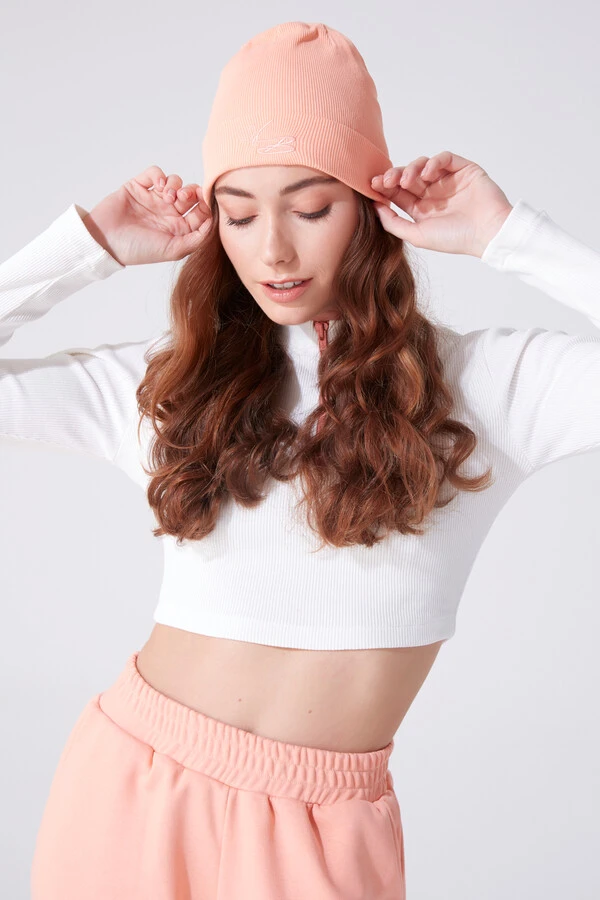 Lachsfarbene bestickte Mütze - 1