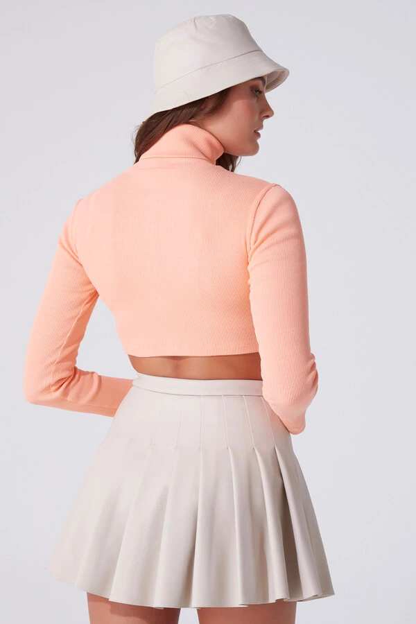 Lachsfarbenes Rollkragen-Crop-Top mit Stickereidetails - 3