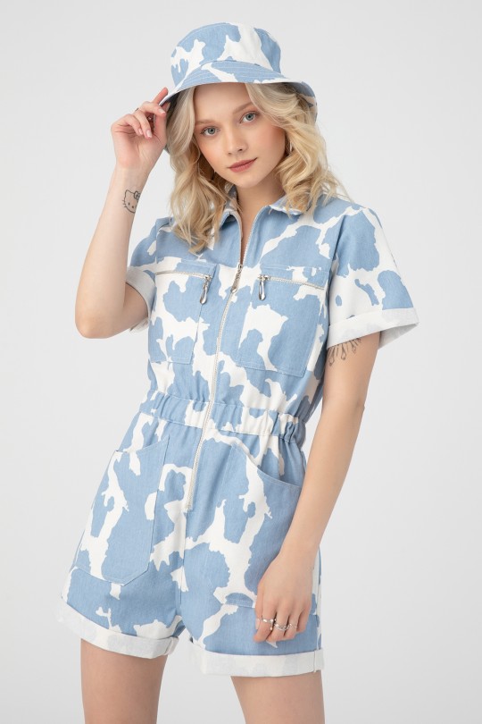 BERFUĞ KIRAN - MILA GEMUSTERTER DENIM-JUMPSUIT MIT FRONT-REISSVERSCHLUSS MIT SHORTS (1)