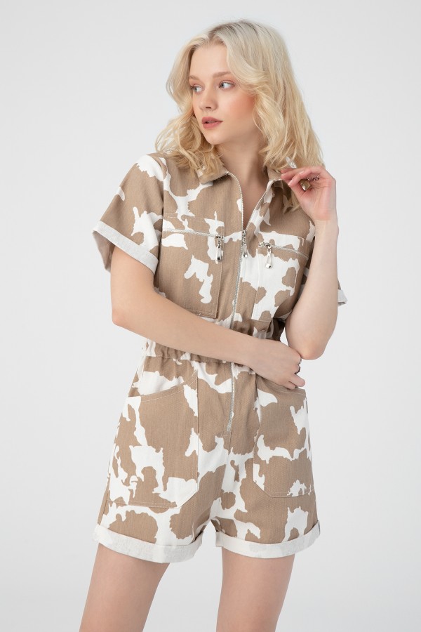 Mila/Schwarzer Mila-Muster Denim Jumpsuit mit Reißverschluss vorne und Shorts - 1