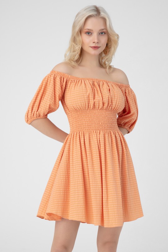 Orangenfarbenes Kleid mit überschnittenen Schultern und elastischem Bund - 2