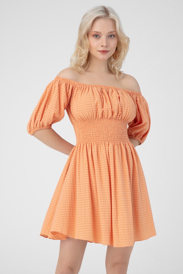 Orangenfarbenes Kleid mit überschnittenen Schultern und elastischem Bund - 2