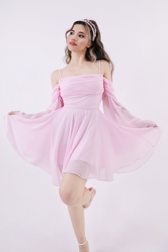 PEMBE ASKILI UZUN KOLLU ETEĞİ VOLANLI ŞİFON ELBİSE - 1