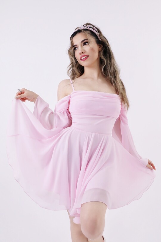 PEMBE ASKILI UZUN KOLLU ETEĞİ VOLANLI ŞİFON ELBİSE - 4