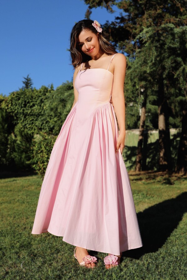 PEMBE SIRT DEKOLTELİ KURDELE DETAY MİDİ BOY ELBİSE - 6