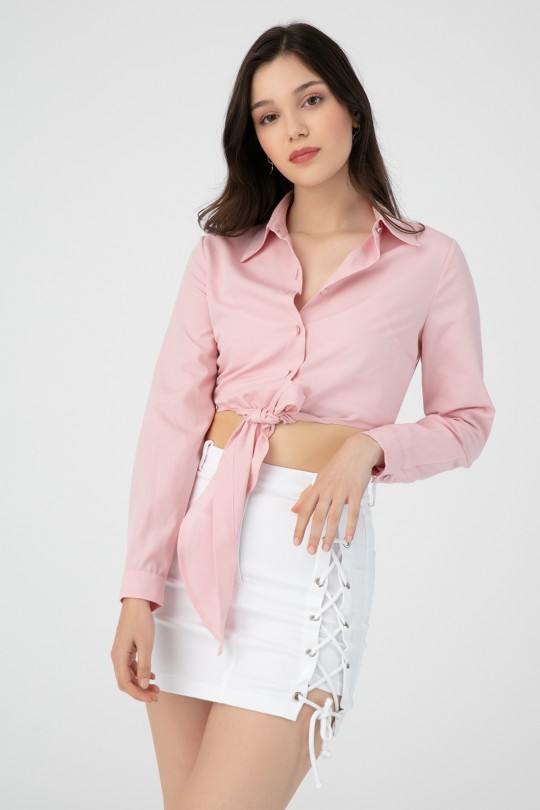 Puderfarbene Popeline-Bluse mit am Saum gebundenem Rock - 1