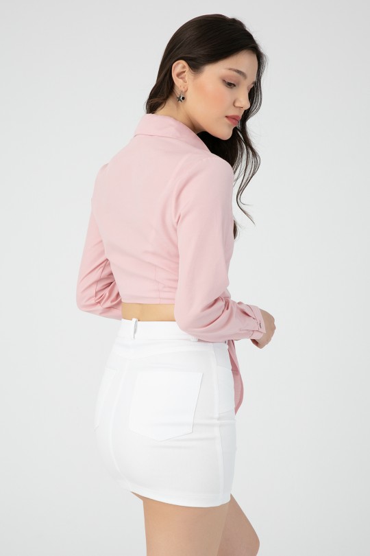 Puderfarbene Popeline-Bluse mit am Saum gebundenem Rock - 3