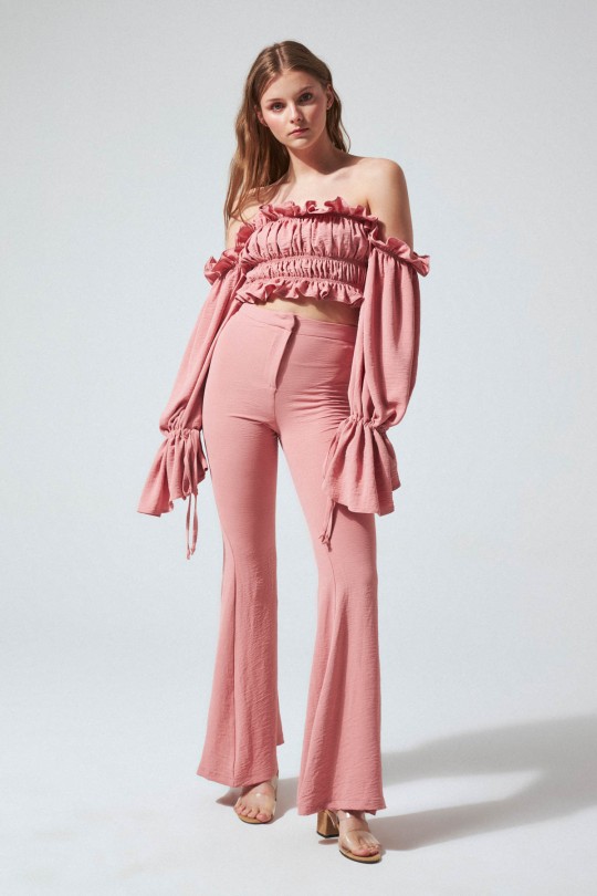 Puderfarbenes, elastisches, schulterfreies Crop-Top mit gerafften Ärmeln 