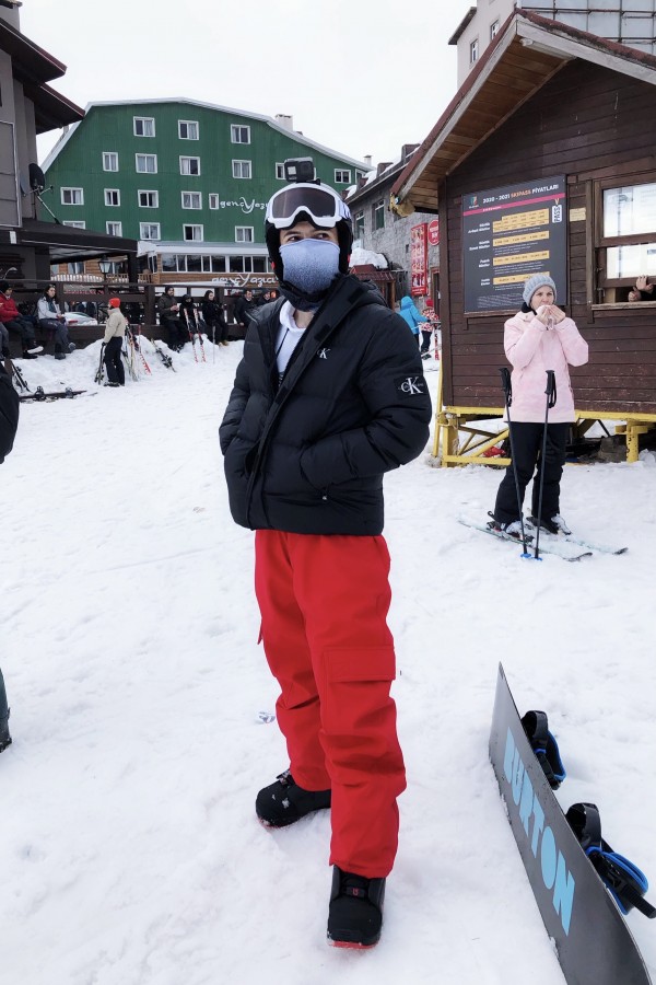 Roter Skioverall mit schmalem Bein und Fransen vorne - 1