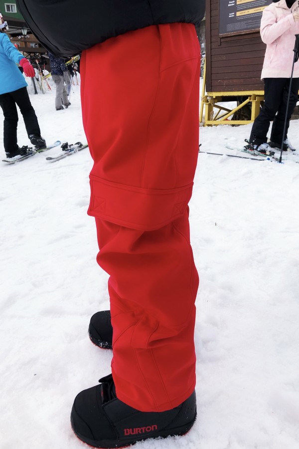 Roter Skioverall mit schmalem Bein und Fransen vorne - 6