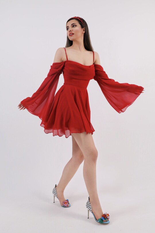 Rotes Chiffon-Kleid mit Trägern, langen Ärmeln und Volant-Rock 