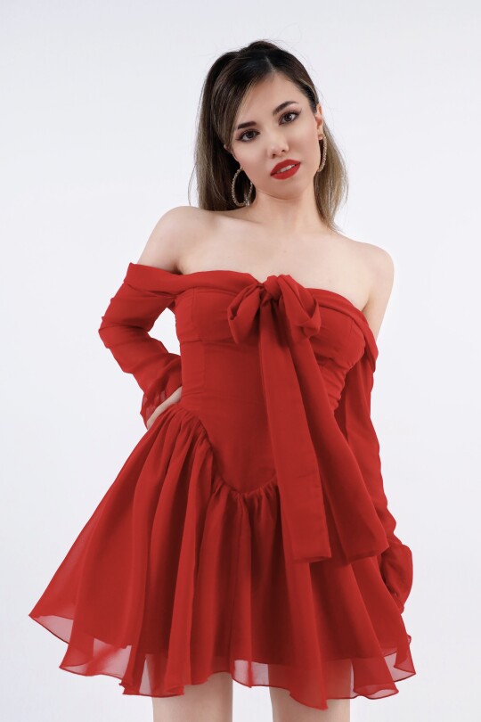 Rotes Chiffon-Minikleid mit langen Ärmeln und vorderseitiger Schnürung - BERFUĞ KIRAN