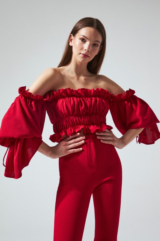 Rotes, elastisches, schulterfreies Crop-Top mit gerafften Ärmeln 