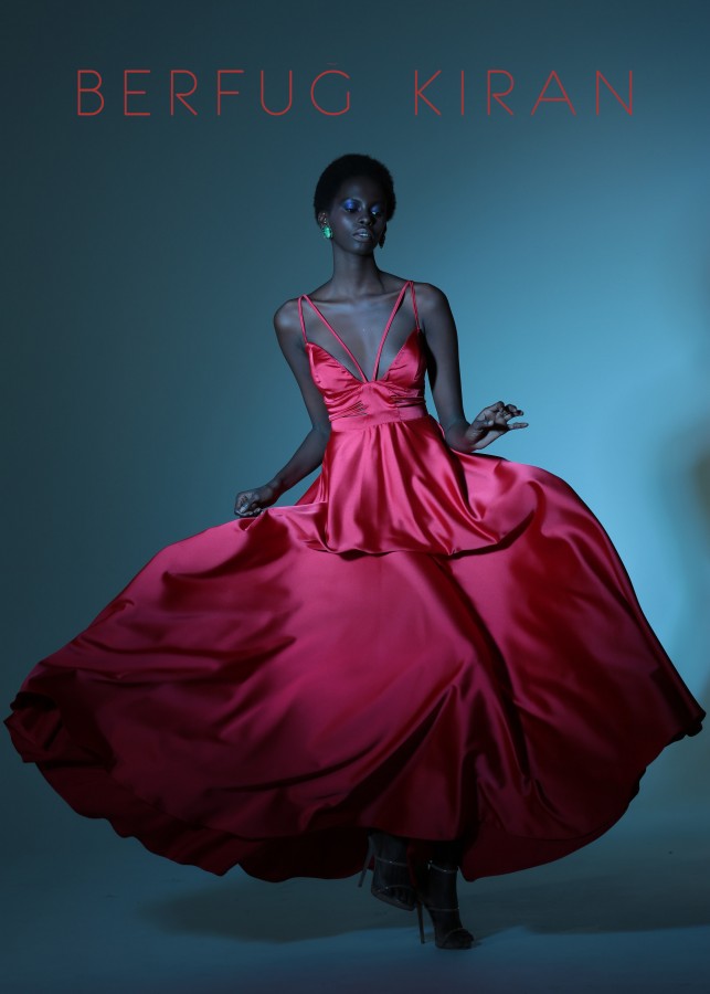 ROTES LANGES SATINKLEID MIT SCHNÜRUNGEN AN TAILLE UND BRUST - 1