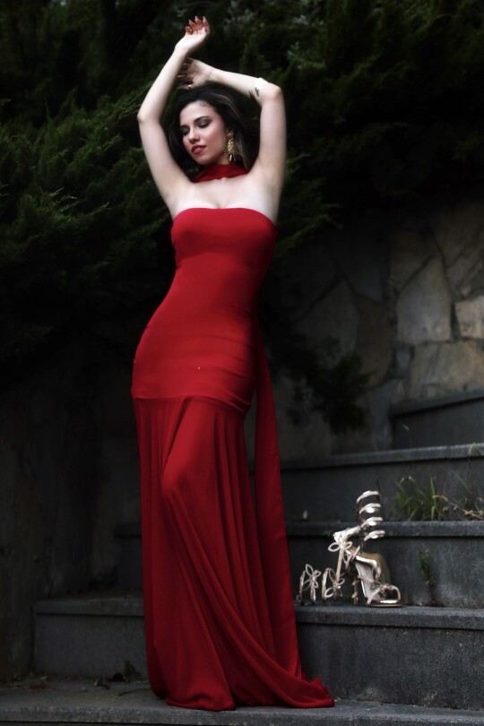 Rotes schulterfreies Kleid mit Chiffonrock - BERFUĞ KIRAN