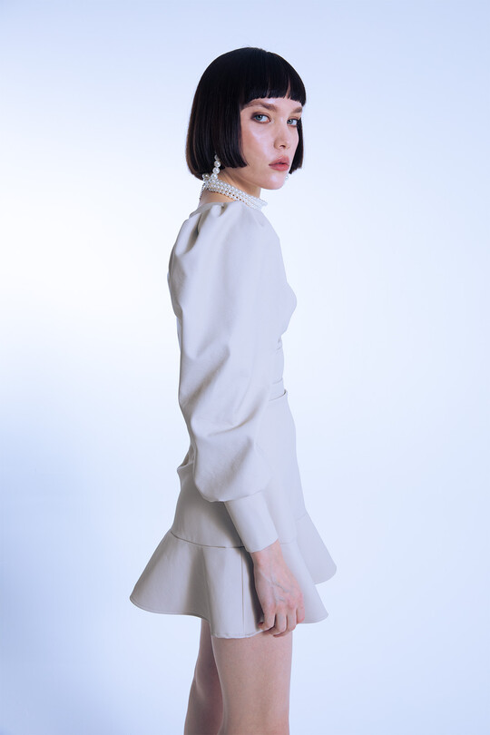 Schickes kurzes Lederkleid in Taupe mit V-Ausschnitt, Puffärmeln und Rüschenabschluss - 4